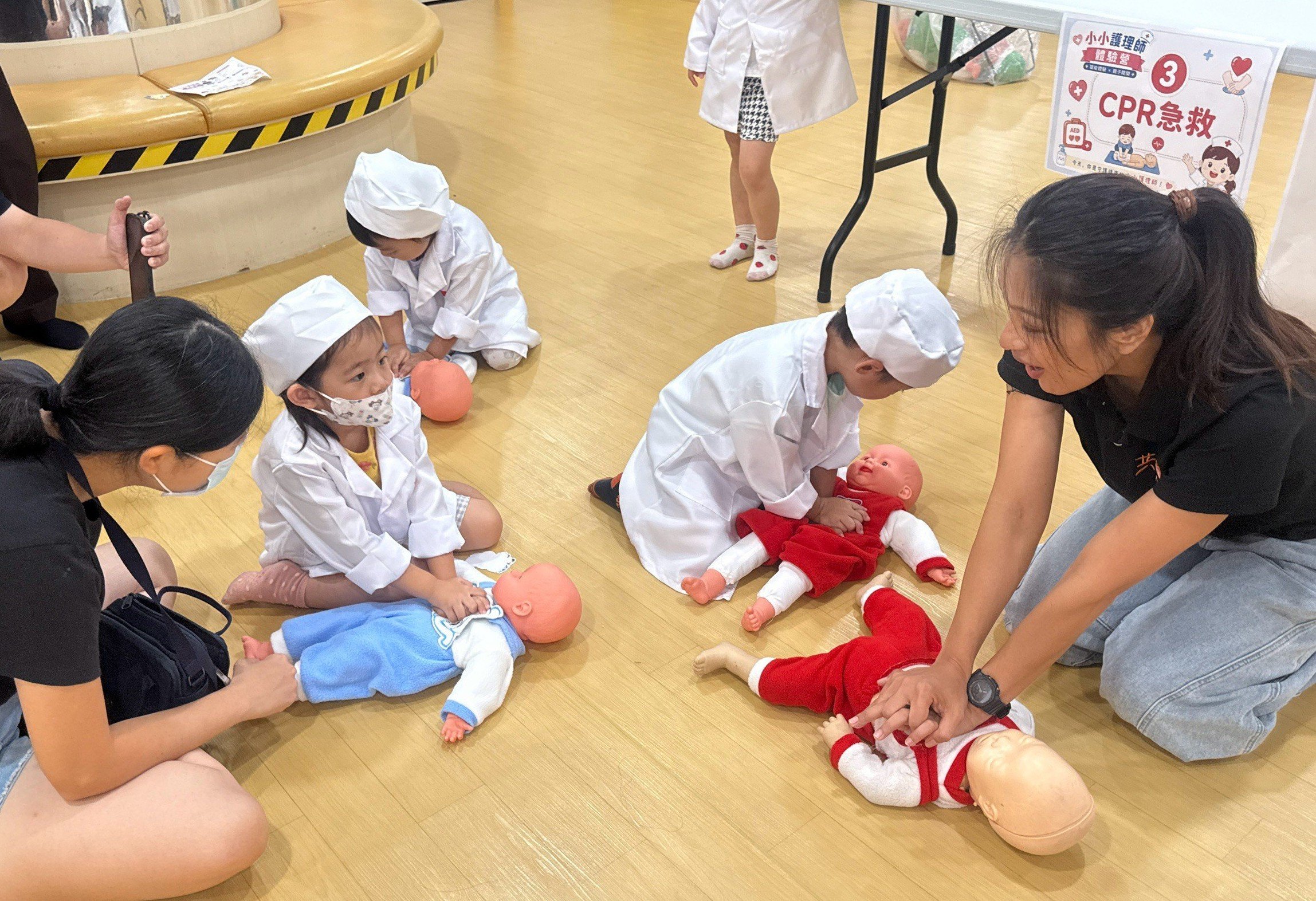 仁武親子館小小護理師 CPR、傷口包紮樣樣來